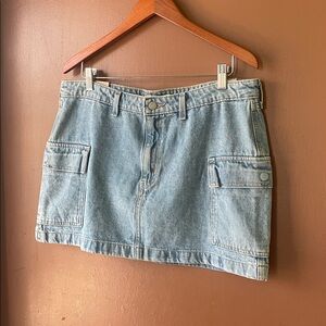 Levi’s Denim short cargo skirt